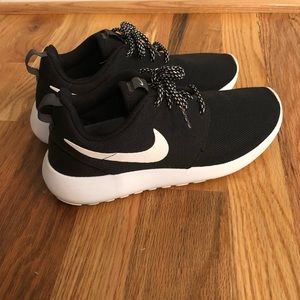 Black Nike Roshe Run